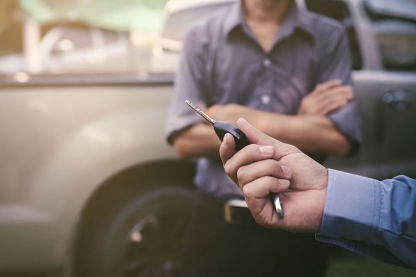 Когато купувате автомобила си от официален дилър, няма защо да се опасявате от документни измами и всякакви други трикове. Докато при частните търговци са възможни всякакви изненади - по-рядко в последните години, отколкото през 90-те например, но все пак съществуват като вероятност.
Някои дилъри могат да добавят и допълнителни екстри към сертифицираните си модели - примерно безплатна пътна помощ. 
