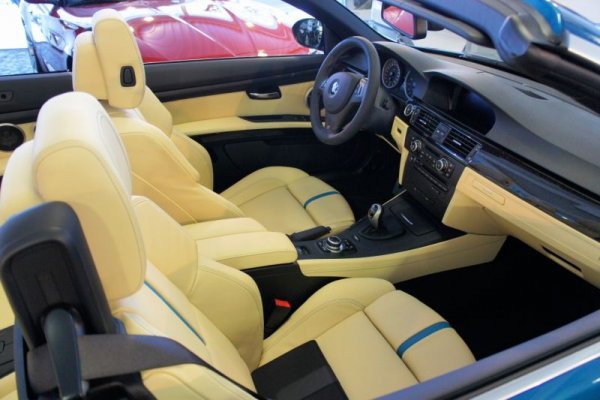 Когато купувате чисто нов автомобил, можете да си поръчате цвят, тапицерия и оборудване по ваш вкус. При употребявания ще трябва да се задоволите с онова, което е избрал предишният собственик. 
