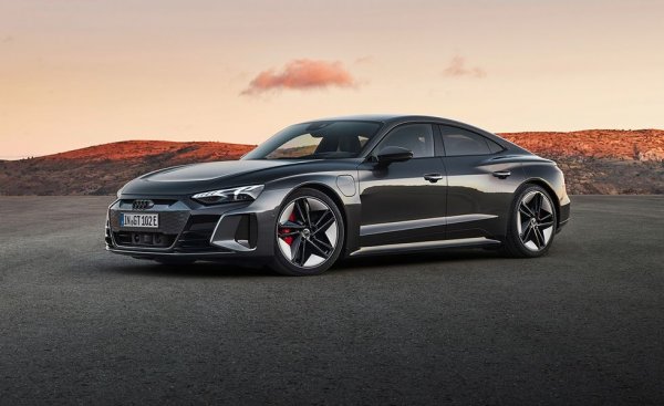 Само един от двата e-tron GT модела са с емблема RS, макар Audi Sport да е отговорен за целия проект. Това е първият изцяло електрически проект на подразделението, а историята за момента завършва така, както и започва - с Porsche. Електромобилът е базиран на представения по-рано Porsche Taycan, но е по-малко агресивен дизайн и по-малка мощност на електромоторите.