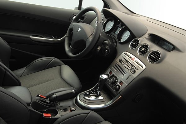 Снимките разкриват много по-качествени материали в интериора. Акцент дават трите кръгли отвора за въздух в средата на таблото. 