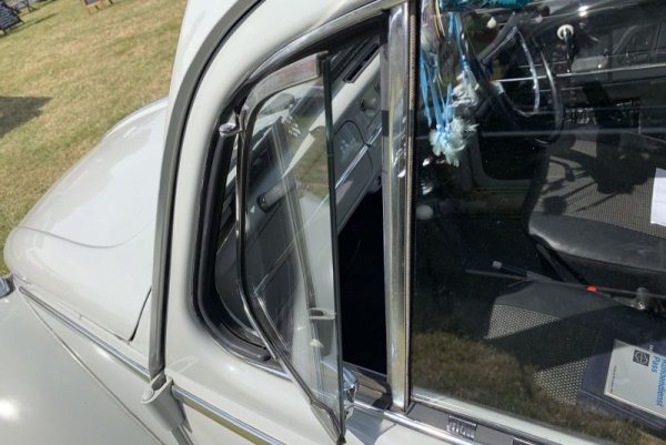 И добрата стара жигула, и повечето други модели от онази епоха имаха характерните триъгълни стъкла отпред, отварящи се отделно. Съвсем простичка конструкция, която обаче позволяваше да се провертрява салонът, без непременно в него да духа. Помагаше и за отпотяване на стъклата. За съжаление производството на отделни квадратно и триъгълно стъкло излиза по-скъпо, отколкото използването на едно-единствено, така че това хитро решение изчезна без следа.
