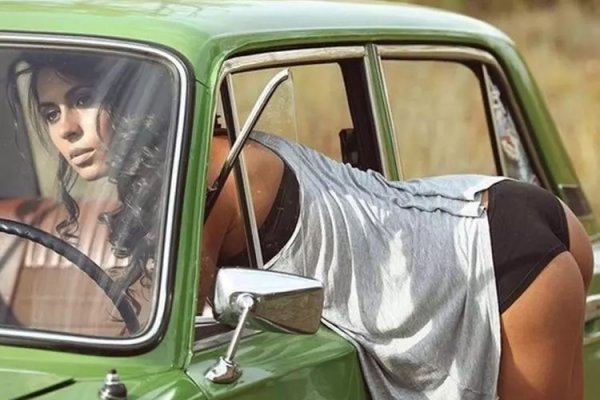 Днешните автомобили имат специално подсилени пътнически клетки и са несравнимо по-безопасни за пасажерите си при удар. Но това означава и доста по-дебели колони - и съответно по-лоша видимост. Да не говорим, че и дизайнерските тенденции в последните години постоянно намаляват площта на прозорците. Докато навремето гледката бе отлична във всички посоки: колоните бяха тънки, седалите дори нямаха подглавници, така че и карането назад беше детска игра. 
