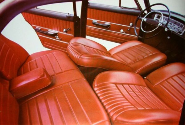 Седалките на старите жигули трудно могат да се нарекат удобни. Но те имаха едно голямо предимство: предната можеше да се смъква до нивото на задната и, понеже нямаше отчетлив релеф, се превръщаше в равно легло. 
Съвременните анатомични седалки много рядко могат да се смъкват чак до водоравно положение, а и да можеха, подложките на страничната опора възпрепятстват лягането. В новите автомобили може да се спи само в седнало положение. 
