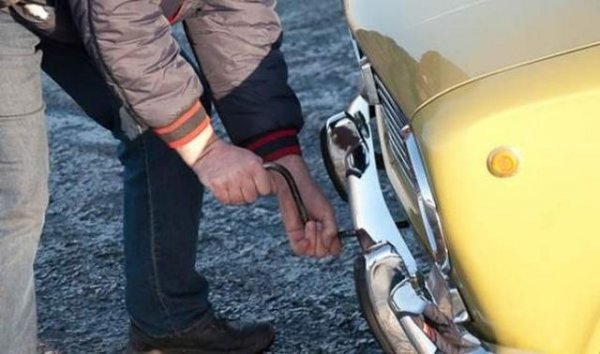 Викаха им "кривият стартер" - ръчни манивели, които при проблем с акумулатора можеха да се използват за стартиране на двигателя. Днес отказ на автомобила да запали означава да позвъните в сервиз. 
