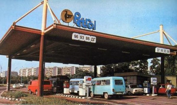 Старите карбураторни двигатели, особено съветските, нямаха никакви претенции към октановото число или качеството на горивото. Споменатият Москвич от младежките ни години например спокойно вървеше на все още срещащия се през 90-те години бензин А-86. Един съвременен турбомотор с намален обем вероятно ще се спомине, ако му налеете такъв. 
