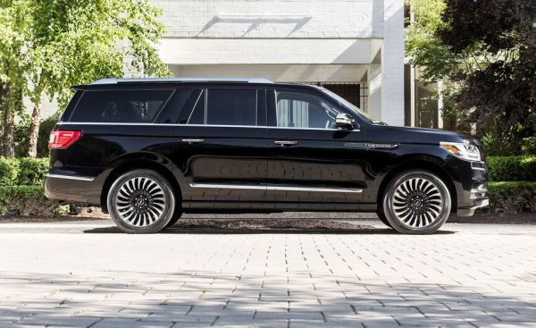 За 2022 луксозната марка на Ford обновява своя SUV, като добавя нова решетка, нови светлини и мултимедия. Задвижването е от 3.5-литров V-6 с 440 коня. Богатият избор допълнителни опции включва автопилот и електронна система за подпомагане при теглене, с която автомобилът може да тегли до 4 тона. Негатив е високият разход. 
Базова цена: $78 005
Товарен обем: 595 литра
