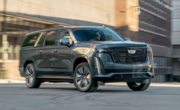 Задно предаване или 4х4? Бензин или дизел? Дълга или къса база? Новият Cadillac Escalade дава множество възможности за избор. Дизеловата версия е и доста икономична, нещо рядко срещано в този сегмент. Другата съществена разлика с предишните генерации е, че новият Escalade най-сетне е получил независимо окачване отзад, и адаптивни пневматични амортисьори като опция. Интериорът също вдига летвата осезаемо - както и, уви, цената. 
Базова цена: $77 890
Товарен обем: 707 литра
