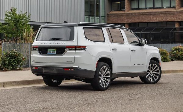 След 29 години пауза, това име се завърна в гамата на Jeep. Но приликите между някогашния работен кон и новия модел са съвсем малко. Актуалната кола е пълна с технологични играчки и се задвижва от впечатляващ 6.4-литров V8 с 480 коня. Е, разходът съответства на кубатурата, но това явно не е чак такъв проблем за американците.
Базова цена: $89 845
Товарен обем: 765 литра
