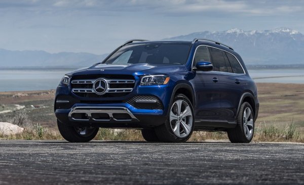 Явно в Car&Driver толкова са се впечатлили от новия GLS, че са вкарали в класацията си три варианта на модела. Любопитно е, че най-високо е оценен най-скромният - GLS450. Трилитровият му редови шестак не е толкова мощен, като V8 агрегатите на батковците, но пък държи стартовата цена доста по-близо до земята. Пневматичното окачване е серийно оборудване. 
Базова цена: $78 250
Товарен обем: 480 литра
