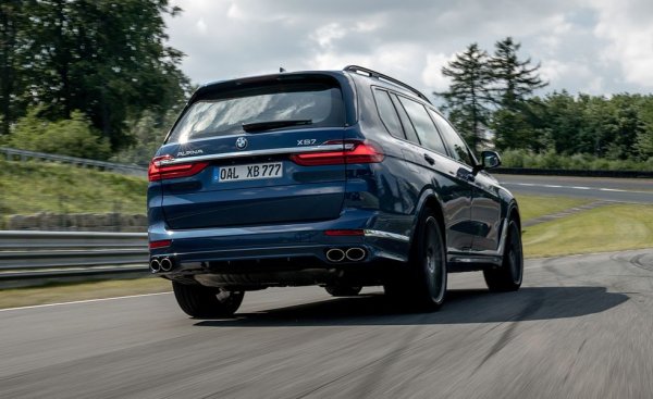 Журналистите от C&D подчертават, че харесват Х7 най-вече заради спортното му управление, добрия избор от пъргави двигатели и третия ред седалки, който се предлага като серийно оборудване. Най-добро съотношение цена-качество според тях предлага базовият xDrive40i вариант с неговите 340 коня. Серийно оборудване са също задвижването на четирите колела, аудиосистемата с 10 говорителя и множеството електронни асистенти. 
Базова цена: $75 895
Товарен обем: 370 литра
