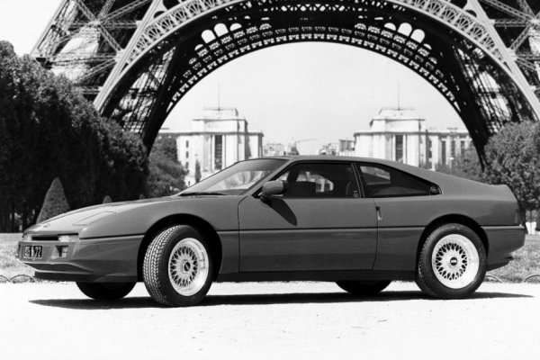 Създадената през 1984 година марка пуска първия си сериен модел през 1987 г. Купето получава V6 PRV 2.5 turbo с 200 конски сили като Alpine GTA V6 Turbo.