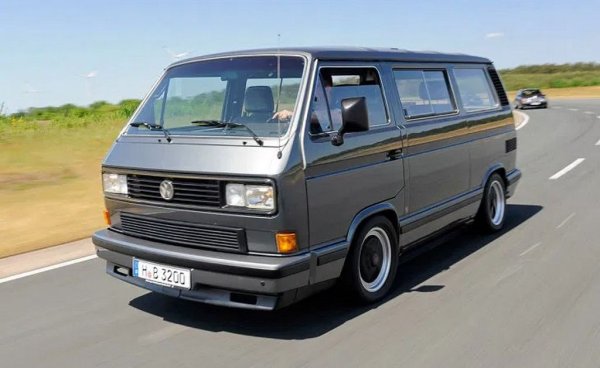 Да, на пръв поглед това е Volkswagen Transporter Т3, но всъщност се казва Porsche B32, сглобен е от Porsche и дори има VIN-номер на марката. Визуално изглежда като нормален Transporter, но под капака е оборудван с 3.2-литров боксер двигател с 228 к.с., взет от 911 Carrera. Освен двигателя, от 911 тук идват скоростната кутия, окачването и спирачките. Причината за създаването на този интересен автомобил е Рали Париж-Дакар през 80-те години на миналия век. По това време германската марка участва със своя 959, но имат нужда от помощен автомобил. Няма точна информация за броя произведени Porsche B32, но вероятно се броят на пръсти. 
