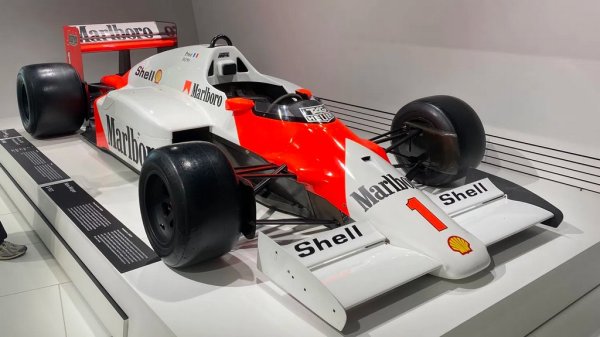 Porsche не е сред легендарните имена в историята на Формула 1 (за разлика от Льо Ман например), но все пак на няколко пъти компанията си опитва силите и в пистовия шампионат през 60-те. През 80-те Porsche не участва със свой болид, а снабдява McLaren MP4/2 с 1.5-литров турбо V6. Ален Прост и Ники Лауда печелят титлата при конструкторите във Формула 1 през 1984 и 1985 година с този звяр. 
След този успех правят опит с 3.5-литров V12 двигател, но не постигат подобни резултати.

