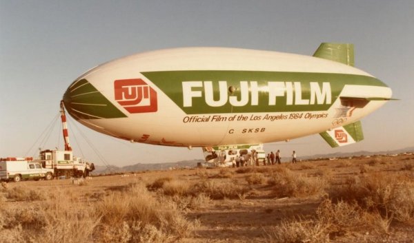 В света на авиацията има някои наистина необичайни проекти - като Skyship 500. Този дирижабъл е произведен от британската компания Airship Industries през 80-те години, като са построени само шест броя. За задвижването му не е използван един, а цели два 3.0-литрови турбо боксерни шестцилиндрови двигателя, взети от легендарния Porsche 911 Turbo (930). Изборът на толкова мощни спортни двигатели за подобен плавно движещ се летателен апарат е любопитен, меко казано. Дали това е било практичното инженерно решение или просто смела експериментална идея? Каквато и да е истината, Skyship 500 остава интересно творение. 
