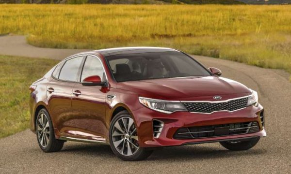През 2015 година Kia освежи популярния средноразмерен седан Optima, а през 2018 година добави и S-версия. Тя е задвижвана от 2,4-литров двигател с мощност 185 к.с. и разполага със спортна предна броня, заден спойлер, 17-инчови алуминиеви джанти, LED-фарове за мъгла, LED задни светлини, седалка на водача с възможност за позициониране в 10 посоки и панорамен покрив, който е опция.