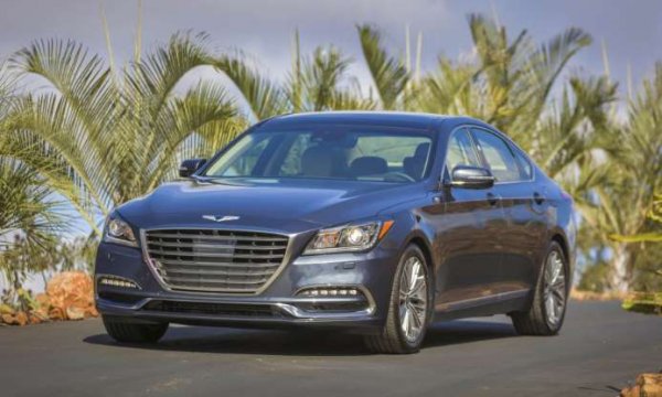 Genesis се отдели от компанията-майка Hyundai като нова марка през 2017 година, за да привлече нови клиенти. Съответно, моделът Hyundai Genesis се превърна в G80, като още  първата си година на пазара вече беше един от най-продаваните луксозни седани в Америка. 

3.8-литровият V6 двигател на модела развива 320 к.с, като е съчетан с 8-степенна автоматична скоростна кутия. В оборудването на модела влизат отопляеми седалки, кожена тапицерия, 8,0-инчов сензорен диспейл и др.
