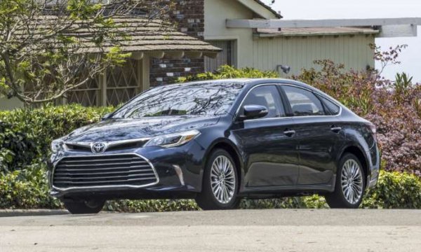 Флагманъг на гамата на Toyota - Avalon, е луксозен седан от висок клас, като той се предлага и в лимитирана серия. Той се предлага с V6 двигател или с ефективна хибридна система. Още от 2017 година Avalon разполага със системата Toyota Safety Sense-P във  всички нива на оборудване. 

Тя включва адаптивен круиз-контрол, система за откриване на пешеходци, предупреждение за напускане на лентата с асистент за управление и автоматични фарове за дълги светлини. Година по-късно Toyota представи изцяло нов Avalon, базиран на платформата Toyota New Global Architecture. 
