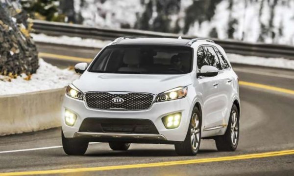 Kia Sorento се отличава с външен стил, който се вписва в останалата част от гамата на марката. Моделът предлага просторен интериор и може да бъде оборудван с най-новата версия на интерфейса за забавление и комуникация UVO на Kia, включващ услуги като Geo Fencing, Speed Alert и Curfew Alert. 

Предлага се с предно предаване или със задвижване на всички колела, като има и версия с V6 с 290 к.с. Sorento разполага с дълъг списък от усъвършенствани функции за безопасност, включително автономно аварийно спиране, предупреждение за опасност от сблъсък, предупреждение за напускане на лентата, следене на слепите зони и др.

