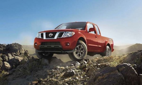 С Frontier компанията Nissan навлезе на пазара на пикапите със средни размери. Предлага се в два варианта на кабината, както и със задно предаване или със задвижване на четирите колела. Товарниятн "леген" също е в два варианта - стандартен и къс. 

Двигателите на пикапа са два - 2,5-литров, 4-цилиндров агрегат със 152 к.с. или 4,0-литров V6, развиващ 261 к.с. Frontier може да бъде оборудван с различни функции, включително окачване за тежки товари, газови амортисьори Bilstein с високо налягане, система Utili-track за лесно товарене и др.

