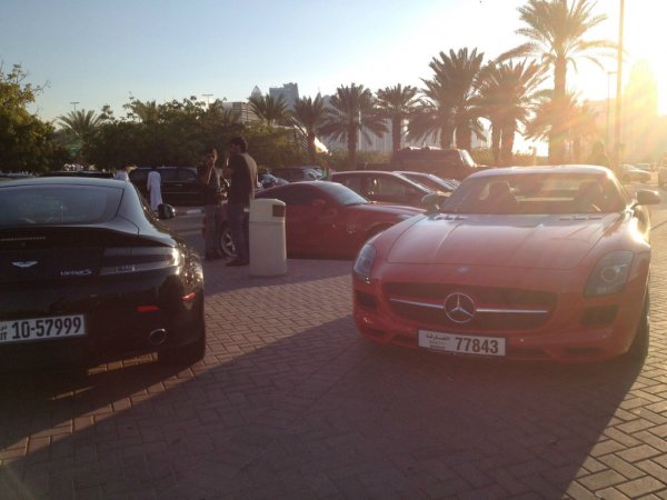 Паркингът пред Американския университет в Дубай