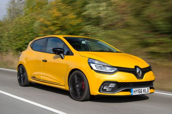 Предишните поколения на на Clio RenaultSport пренаписаха правилника, когато ставаше дума за малки r бързи автомобили, като освен страхотно темпо, те доставят и приятни тръпки на водача. А това е немислимо за повечето достъпни коли на пазара. 

Последната версия обаче получи 1,6-литров турбомотор със 197 к.с., който определено не е достатъчно, още повече, че конкурентите предлагат повече мощност.