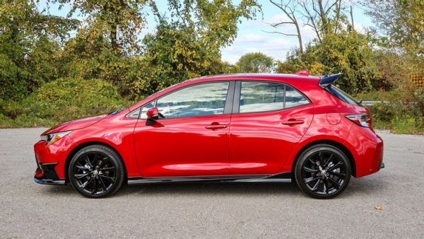 Вероятно това е най-добре изглеждащият хечбек (ако не броим GR Yaris), който Toyota направи от години насам. Освен това, той е и един от моделите, предлагащи най-добро управление, като това се дължи до голяма степен на обратната връзка от волана. 

Това, което му липсва обаче, е мощност, тъй като 1.8-литровият двигател дава едва 122 к.с. Ако Toyota реши да направи пълноценна GR-версия с по-мощен мотор и задвижване на четирите колела, то тогава Corolla може да се превърне в наследник на легендата Celica GT4.