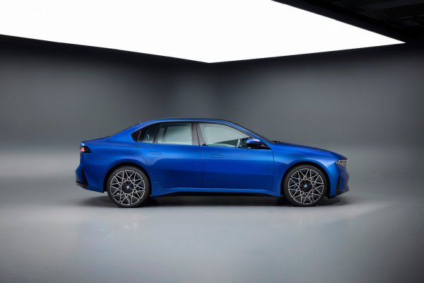 469 к. с. максимална мощност
645 Нм максимален въртящ момент
4.9 секунди 0-100 км/ч
До 900 км с едно зареждане
