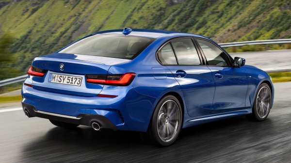 Това беше и си остава емблематичният модел на баварците. Но появата на кросоувърите като Х1 и Х2 чувствително подяжда продажбите. Все пак "тройката" отчита солиден ръст след подмяната на поколенията (+72% спрямо 2018 година). От 91 продажби 41 са с бензинови двигатели, и 1 е плъг-ин хибрид. Най-популярната версия е 320d със система xDrive - общо 31 продажби. В статистиката не са включени пласираните автомобили от Серия 4, общо 25 бройки. 

