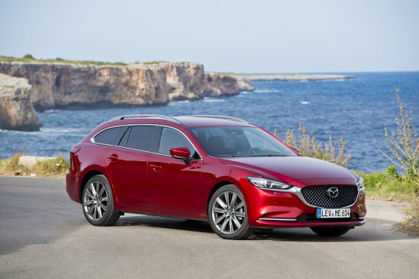 При Mazda има около 25% спад на годишна база, вероятно и за сметка на добрите продажби на кросоувъра CX-5. По-голямата част от клиентите тук (87) са предпочели бензинови версии. 
