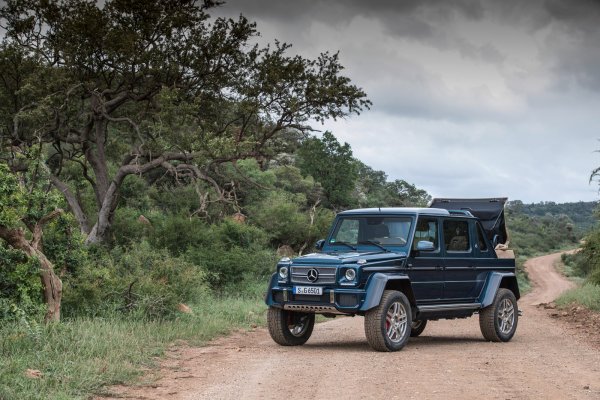 И докато си мислите, че след AMG, 6х6 и 4&times;4&sup2; G-Class не може да стане по-абсурден, на сцената се появява Mercedes-Maybach G 650 Landaulet. Машината е най-лимитирана, най-скъпата и най-интересната в гамата на всъдехода. Едва 99 бройки са заложени за производство, всяка от тях с луксозни седалки с масаж от седана Maybach и още куп други луксозни екстри. Естествено, всичко е разпродадено мигновено.