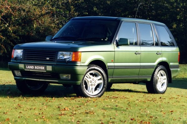 Луксозният всъдеход се отличава не само с висока проходимост, но и с комфорт, съпоставим на този на седаните на BMW и Mercedes-Benz. Салонът му предлага комбинация от натурална кожа и дърво. Единственият проблем са високите цени на ремонти и поддръжка, която могат да надхвърлят примамливите 4000 долара, на които е оценен автомобилът.