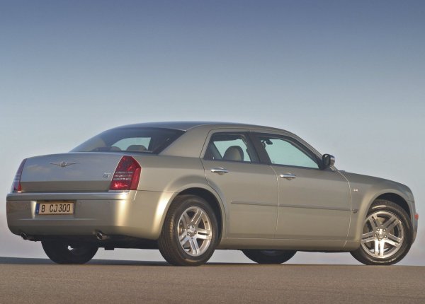 Не бързайте да отхвърляте с лека ръка този седан, тъй като той разполага с двигател Hemi V8 с обем 5,7 литра и опция, позволяваща изключване на част от цилиндрите. Мощността на мотора е 340 к.с., но ако изключите 4 цилиндъра, получавате сериозна икономия на горивото. В Щатите моделът на старо се оценява на 4300 долара (7500 лв).