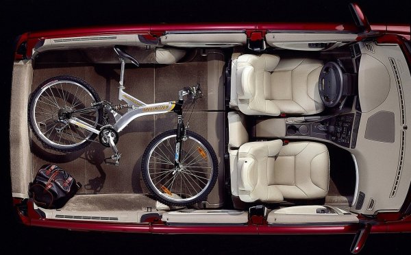 Автомобилът на шведския бранд е добре известен по цял свят не само заради високата си безопасност, но и заради практичността си. При свалени задни седалки получавате товарно пространство с обем 1641 литра, като там може да поставите всичко. Цената на комбито е доста атрактивна, тъй като то се намира за 3500 долара (6000 лв).