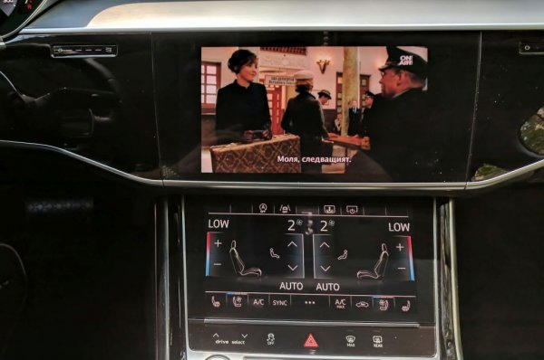 Много интериорни дизайнери се мъчат напоследък да освободят таблото ви от "загрозяващите" го бутони и копчета. Резултатът е, че в множество модели - от Peugeot до Range Rover - почти всички функции се командват от един голям тъч скрийн. И понякога за съвсем проста операция трябва да влезете в три-четири менюта и подменюта. Не е проблем, ако стоите на паркинга. Но в движение е не само неудобно и непрактично, но и откровено опасно. Само се опитайте да улучите с пръст малкото квадратче на екрана, докато подскачате по дупките между Самоков и Дупница например. 
Има и още един проблем с проклетите сензорни екрани - много компании въобще не си правят труда да мислят къде да ги монтират. Просто ги забождат отгоре в таблото. Това е неестетично, мързеливо решение, което носи и допълнителни рискове при злополука. 
