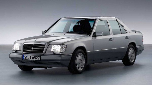 Последният редови 6-цилиндров двигател, произведен от Mercedes-Benz през миналия век, преди компанията да се ориентира към V-образните мотори (това беше поправено наскоро). Агрегатът се появи при E-Class, S-Class и SL-Class , но не само на тях. През 1996 година стана факт споразумението между Mercedes и SsangYong, като корейският производител получи правото да използва този двигател при моделите.
