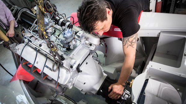 Двигателят е алуминиев OHV V8 с обем 3168 куб. см, с чифт карбуратори Zenith 32NDIX, с максимална мощност 150 конски сили (при 5000 об/мин). Скоростната кутия е четиристепенна ръчна, изработена от ZF. 
