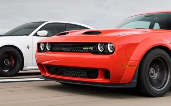 Американският производител Dodge създаде уникално решение против кражба: неговият &bdquo;Режим за сигурност&ldquo; (Security Mode) изисква от водача да въведе четирицифрен код чрез сензорния екран на мултимедийната система, след като запали двигателя. Ако кодът не бъде въведен, електрониката на автомобила ограничава мощността на двигателя до едва 3 конски сили &ndash; което на практика прави невъзможно за крадеца да потегли с откраднатото превозно средство.