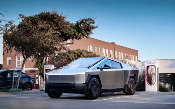 Електрическият пикап Tesla Cybertruck разполага с усъвършенстван &bdquo;Режим на наблюдение&ldquo; (Sentry Mode), предназначен да възпира крадци и вандали. Ако бордовите камери на автомобила засекат подозрителна активност в близост, системата включва външните светлини и пуска музика на максимална сила на звука. Естествено, целият инцидент се записва на видео, което впоследствие може да помогне на полицията при идентифицирането на извършителите.