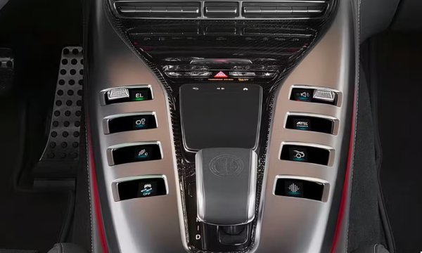Mercedes-Benz разработи специализирана система, която позволява достъп до автомобила и стартиране на двигателя въз основа на уникалния рисунък на вените в дланта на човека. Технологията включва специална инфрачервена камера, способна да сканира вените, докато интелигентна електроника анализира биометричните данни. Въз основа на това системата за сигурност взема решение дали да отключи автомобила. Това на практика елиминира възможността неоторизирани лица да получат достъп до купето на колата.