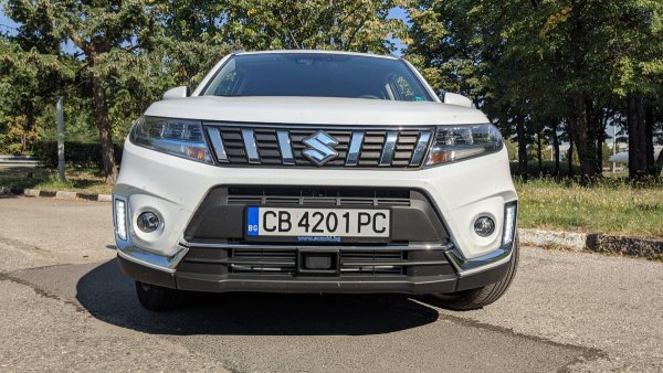 Японският бранд е от най-потърпевшите през 2020, с почти 61% спад в продажбите. Тук допълнителните фактори са свързани с новите екостандарти на ЕС: спряното временно предлагане на Jimny (реализираните 52 бройки са от първото полугодие и на база по-стари поръчки), и масовото преминаване на останалата гама към меки хибридни системи, която се отрази на цената им. 
НАЙ-ПРОДАВАН МОДЕЛ: Vitara - 137
Други основни модели: Ignis - 66, Jimny - 52, SX4 Cross - 52, Swift - 44
