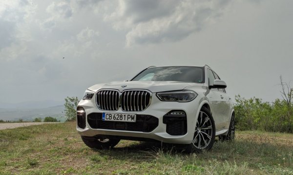 30% спад за баварския бранд след много силната му 2019 година. И тук най-търсени са кросоувърите, и колкото по-скъпи, толкова по-добре. Приятно впечатление правят 26-те пласирани електромобила i3 в предпоследната производствена година на модела. 
НАЙ-ПРОДАВАН МОДЕЛ: Х5 - 143
Други основни модели: Серия 3 - 138, Х6 - 115, Х7 - 112, Х1 - 72, Х3 - 56, Серия 5 - 53, Х4 - 46, Серия 2 - 44, Серия 7 - 42, Серия 8 - 32 (от които цели 15 - във върховата версия M Compеtition), Х2 - 29, Серия 1 - 28, i3 - 26
