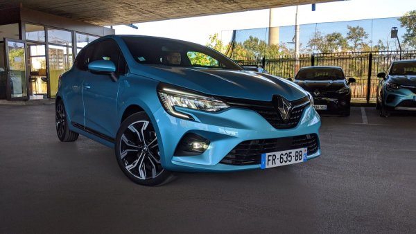 Едва 16% спад за френския бранд през 2020, което допълнително увеличава пазарния му дял в България. Най-продаваният модел по традиция е Clio, но прави впечатление силното представяне на вана Master. Zoe изпреварва BMW i3 като втория най-продаван електромобил у нас (първото място е за електрическата Skoda Citigo, но в резултат на една-единствена голяма поръчка). 
НАЙ-ПРОДАВАН МОДЕЛ: Clio - 1466
Други основни модели: Master - 677, Megane - 405, Captur - 289, Kadjar - 102, 
Traffic - 83, Talisman - 39, Koleos - 38, Zoe - 30.
