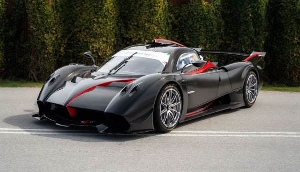 Освен конкурсната програма за класики, Вила д'Eсте показва и някои от най-интересните съвременни спортни автомобили