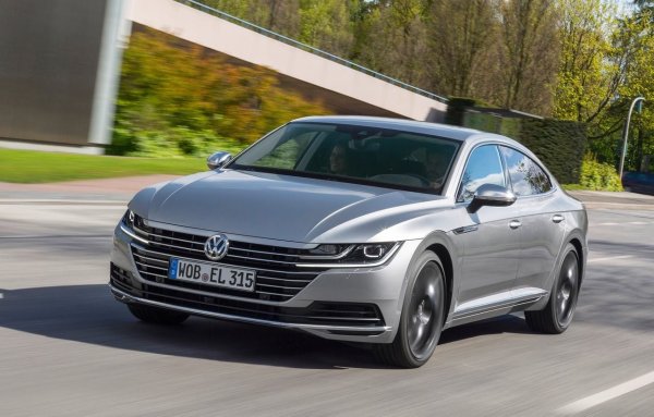 Arteon е създаден като по-стилна и по-престижна алтернатива на Passat. Той е по-нисък, по-широк и много по-интересен като дизайн, но това не е за сметка на практичността. Все още предлага достатъчно пространство в купето, удобни седалки и багажник, който е достатъчно подходящ за семейна ежедневна употреба. 

В момент, когато класическите лифтбеци и седани изчезват от пазара, а новият Passat се продават само като комби, Arteon става все по-привлекателен именно защото е малко като автомобил от друга епоха.
