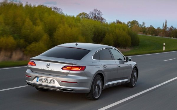 Трябва също така да се отбележи, че Arteon няма много директни конкуренти днес &ndash; особено за някой, който иска голяма, добре завършена кола, но не иска да плаща за емблема на Audi, BMW или Mercedes.