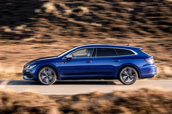 Много Arteon са налични с задвижване на четирите колела, което е допълнително предимство за шофьорите през зимата или редовно покриващи дълги маршрути. Въпреки това има и едно правило &ndash; услугата трябва да се извършва редовно.  При автомобили с 4Motion, т.е. Haldex, си струва да се сменя маслото дори на всеки 30 000 км. Това е прецизна система и е много чувствителна към качеството на маслото. 

Самото обслужване обикновено не е много скъпо, но в същото време е необходимо филтърът да се почисти на помпата, тъй като мръсотията е една от най-честите причини за проблеми с закрепването на задната ос.