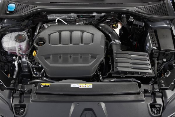 В Arteon няма големи изненади &ndash; добре познатите двигатели 2.0 TDI (150/190/193/200 к.с.) и 2.0 TSI (190/272/280/320 к.с.) доминират, често комбинирани с автоматик DSG и 4Motion задвижване. Това е добре, защото наличието на части е огромно, а механиците познават добре тези конструкции.

Ако някой търси бензинов двигател, 2.0 TSI е един от по-разумните варианти днес. При него проблемът с високата консумация на масло, който се появи при първите произведени екземпляри, беше разрешен успешно. След 200 000 км е възможно да се появи проблем с ангренажната верига, но той е предотвратим, ако двигателят се обслужва редовно. 

Това е много важно, защото Arteon е типичен автомобил за пътувания и много екземпляри вече имат голям пробег. Освен това 2.0 TSI, подобно на по-малкия 1.5 TSI, използва подобна водна помпа и термостат, което може да изисква намеса с течение на времето. И в двете единици си струва да не забравяте да смените пневмоторакса или сепаратора на масло. Износването често не дава ясни симптоми в началото, а по-късно води до неравномерна работа на двигателя, 
