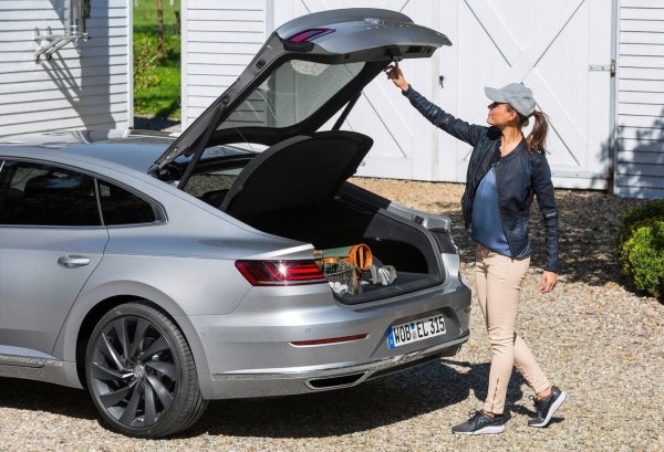 Най-силният аргумент в полза на Arteon е прост &ndash; това е голям, удобен и много добре изработен Volkswagen от времената, когато марката все още обръщаше голямо внимание на качеството. На пазара има и много екземпляри, добре оборудвани и с разумен пробег, което допълнително подобрява положението на купувача.

За някой, който търси кола за пътя, иска да има много пространство и добра шумоизолация, Arteon е едно от най-интересните предложения на вторичния пазар днес. Просто трябва да го купите като всеки модерен автомобил &ndash; след като проверите историята на обслужване, състоянието на времето, охладителната система и, ако има такава, задвижването на Haldex. В добре поддържано копие потенциалът за дълга и тиха работа е много висок.
