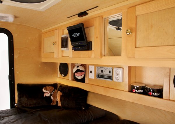 На къмпинг с Mini - луксозна каравана и стилна покривна палатка от Mini 