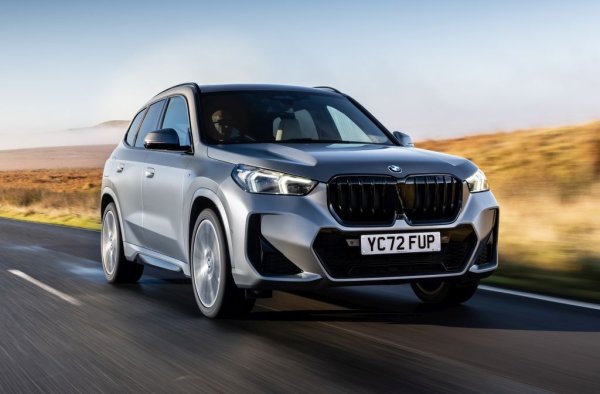 BMW за първия път попада в този списък с най-малките си предложения – X1 и неговото братче X2. Първият модел беше напълно обновен за 2023 г., като получи увеличени размери и промени в екстериора. Двата автомобила се сдобиха и с нов двигател – 2,0-литров с турбо, развиващ 241 к.с. Той е съчетан със седемстепенна автоматична скоростна кутия и стандартно задвижване на четирите колела.

BMW X1/X2 получават 50 точки за прогнозирана надеждност, като изпреварват Cadillac XT4, Jaguar E-Pace и Mercedes-Benz GLA Class.